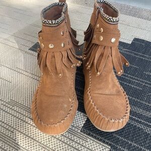 Fringe moccasins